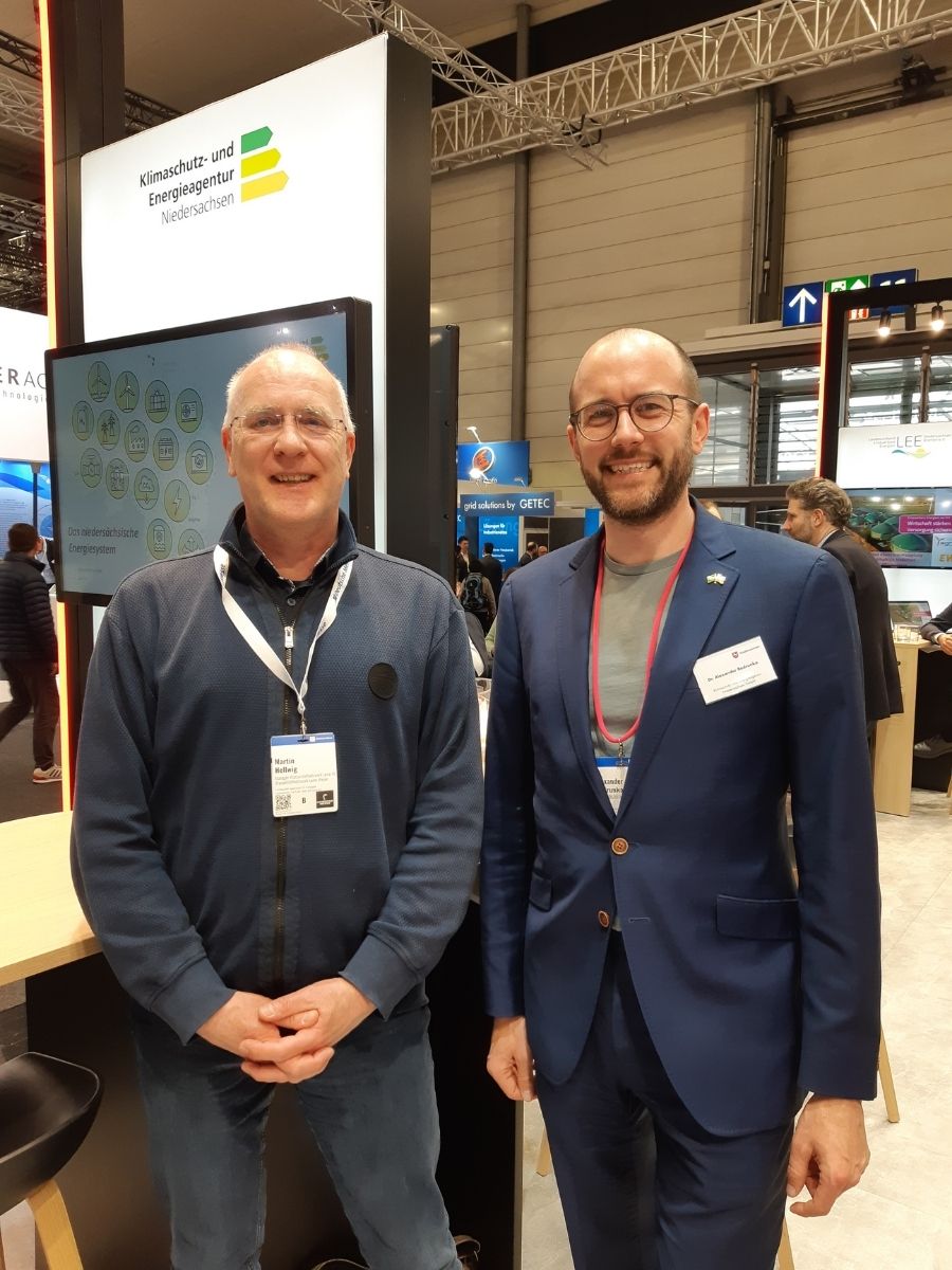 Dr. Alexander Bedrunka vom Niedersächsischen Wasserstoffnetzwerk und Martin Hellwig vom Wasserstoffnetzwerk Leine-Weser auf der HannoverMesse 2026 Dr. Alexander Bedrunka vom Niedersächsischen Wasserstoffnetzwerk und Martin Hellwig vom Wasserstoffnetzwerk Leine-Weser auf der HannoverMesse 2026