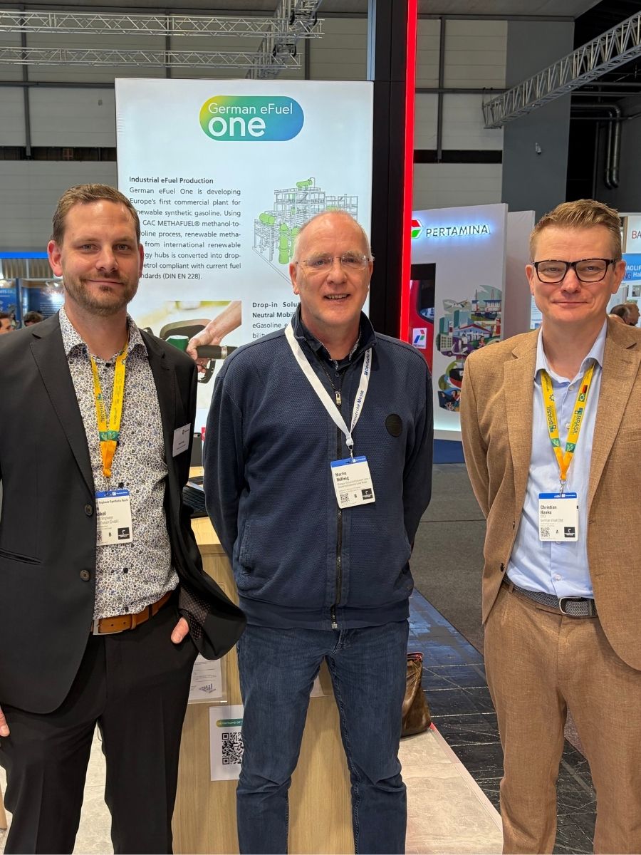 Christian Hauke und Sven Schökel von eFuel One und Martin Hellwig vom Wasserstoffnetzwerk Leine-Weser auf der HannoverMesse 2026 Christian Hauke und Sven Schökel von eFuel One und Martin Hellwig vom Wasserstoffnetzwerk Leine-Weser auf der HannoverMesse 2026